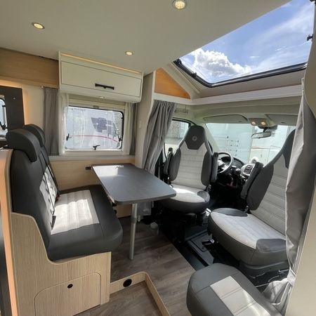 Innenraum eines Wohnmobils mit großzügigem Dachfenster