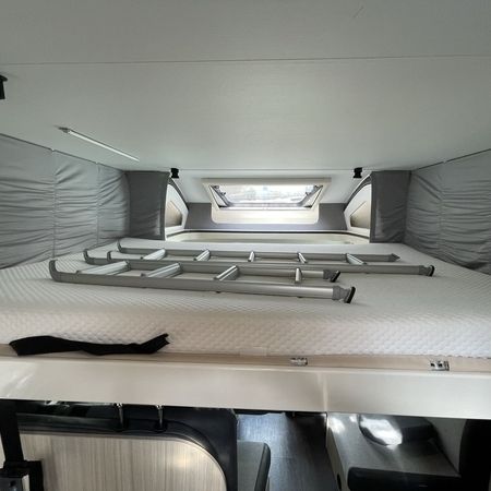 Ein gemütlicher Camper-Innenraum mit einem Bett mit Matratze