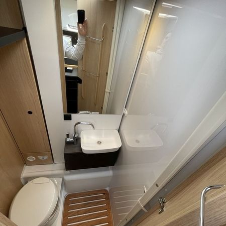 Kompaktes Badezimmer mit moderner Toilette, Waschbecken mit eleganter Armatur